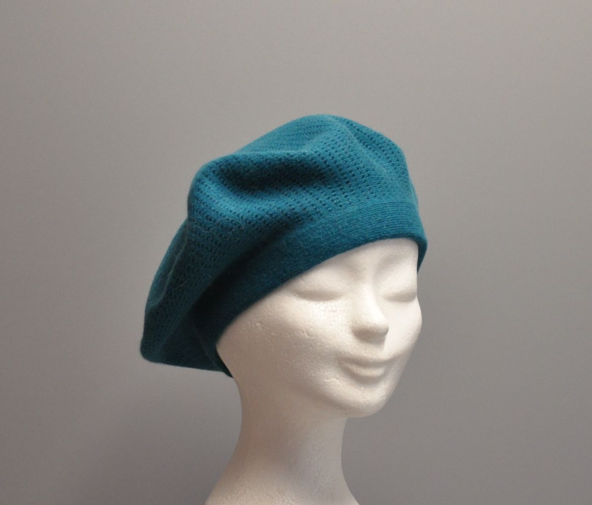 baret in een gebreide stof met fantasie