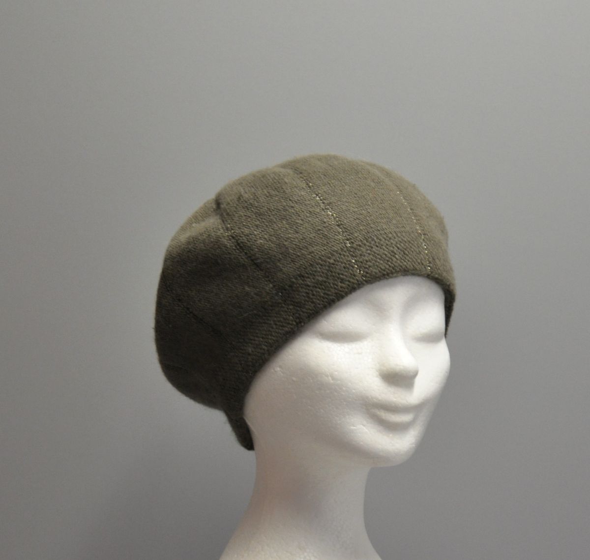 baret in een gebreide stof met fantasie